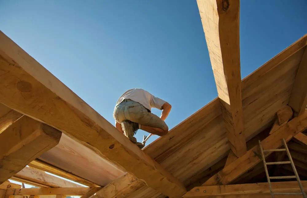 charpentier sur un toit